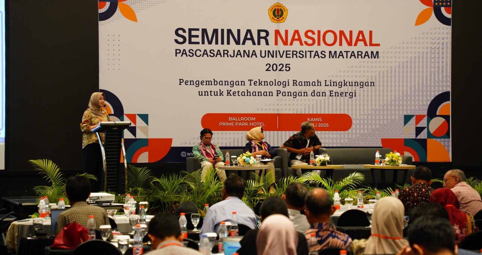 Pascasarjana Unram menggelar Seminar Nasional bertema &lsquo;Pengembangan Teknologi Ramah Lingkungan untuk Ketahanan Pangan dan Energi&rsquo; di Hotel Prime Park, Kamis lalu (24/7).