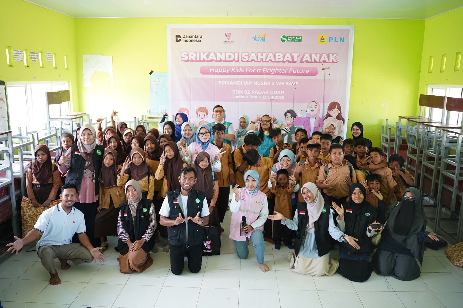 Srikandi PLN UIP Nusra foto bersama murid SDN 2 Padak Guar pada acara penyerahan bantuan sarana belajar untuk memperingati Hari Anak Nasional 2025.