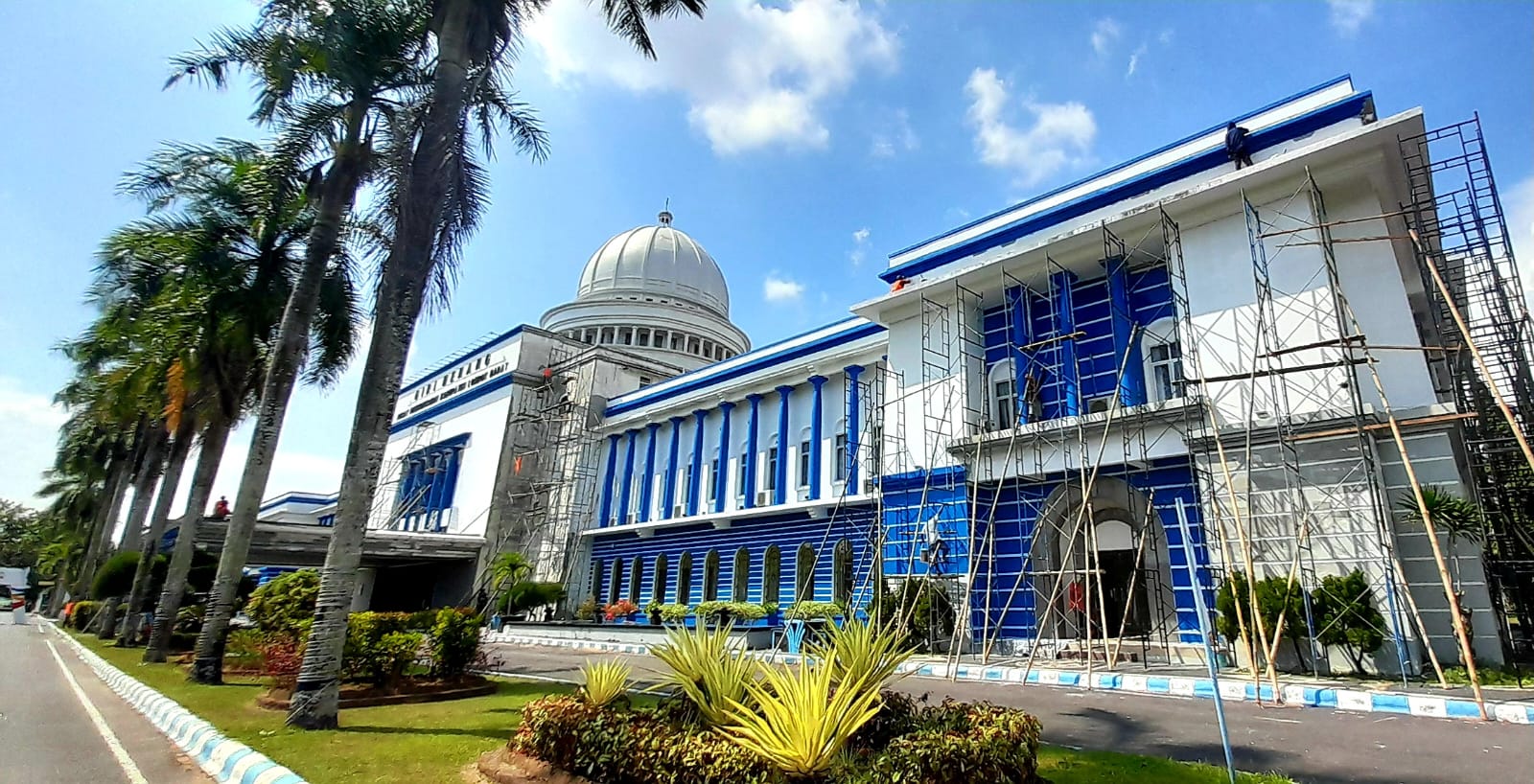 BERUBAH WARNA: Kantor Bupati Lombok Barat kini dicat menjadi lebih berwarna dari yang semula putih polos menjadi biru putih.