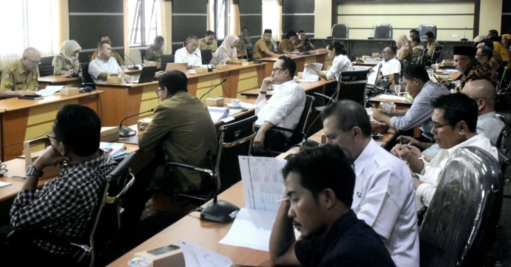 BAHAS VISI MISI GUBERNUR: Anggota DPRD NTB membahas RPJMD NTB 2025-2029 dengan Sekda dan para kepala OPD Pemprov NTB di Aula Kantor DPRD NTB, Selasa (22/7). Pengesahan Perda RPJMD ditarget 20 Agustus.