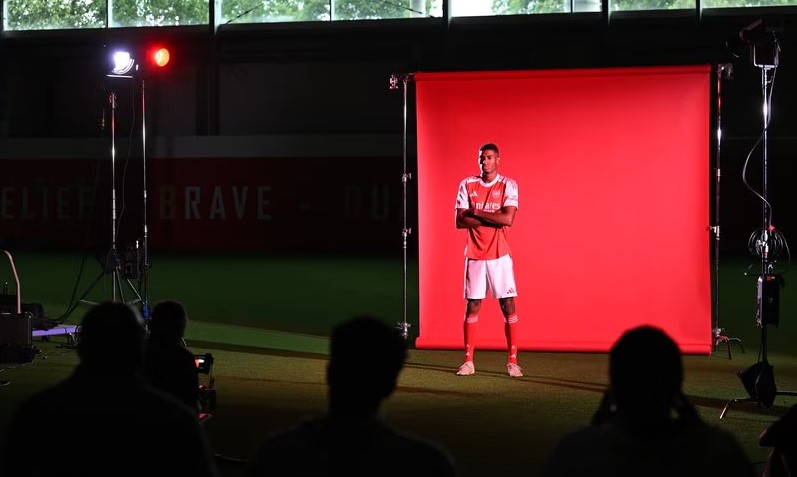 Arsenal kini punya amunisi baru di lini belakang. Cristhian Mosquera, bek muda berusia 21 tahun, telah resmi menjadi rekrutan kelima Arsenal musim panas ini.