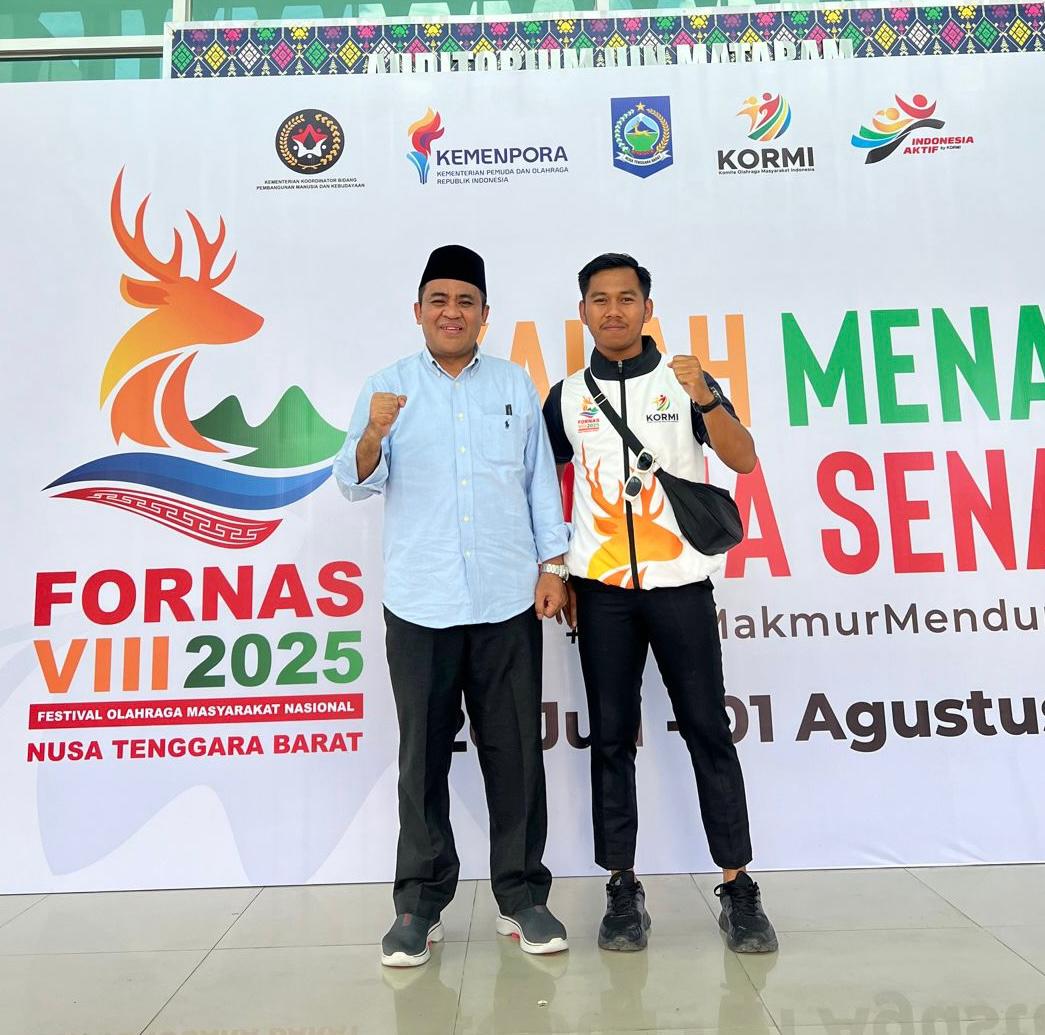 Rektor UIN Mataram, Prof. Dr. H. Masnun, M.Ag, bersama perwakilan panitia usai meninjau kesiapan auditorium UIN Mataram yang dijadikan venue FORNAS VIII 2025.