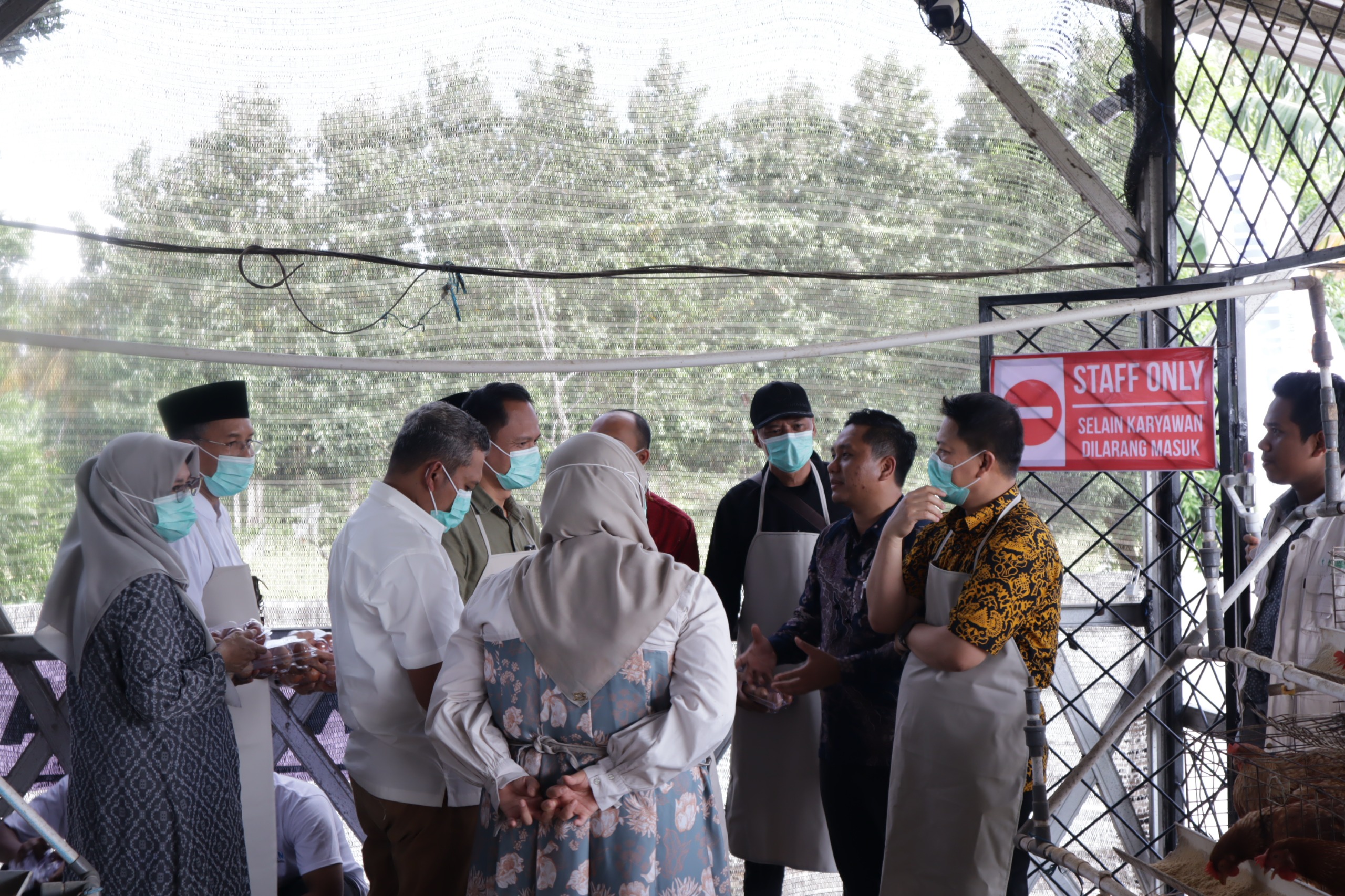 MIM Foundation, Bank Dinar, Pemkab Lobar, Bank Indonesia, Baznas, dan mitra lainnya saat mengecek kandang ayam petelur wakafarm produktif di Desa Lelede, Kecamatan Kediri, kabupaten Lombok Barat.