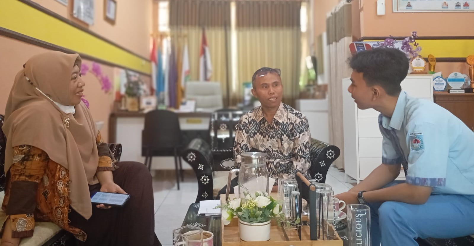 Ketua OSIS SMAN 6 Mataram Rifadin Zikri Rahman koordinasi dengan Plt kepala sekolah dan pembina OSIS terkait event Futsal Six di sekolah setempat, Kamis lalu (24/7).