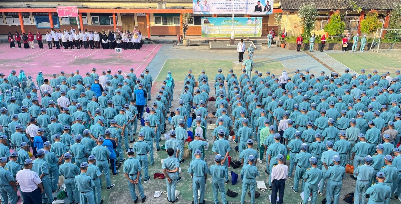 Siswa baru SMKN 3 Mataram mengikuti upacara pada pembukaan MPLS Ramah di lapangan sekolah, Rabu lalu (23/7).