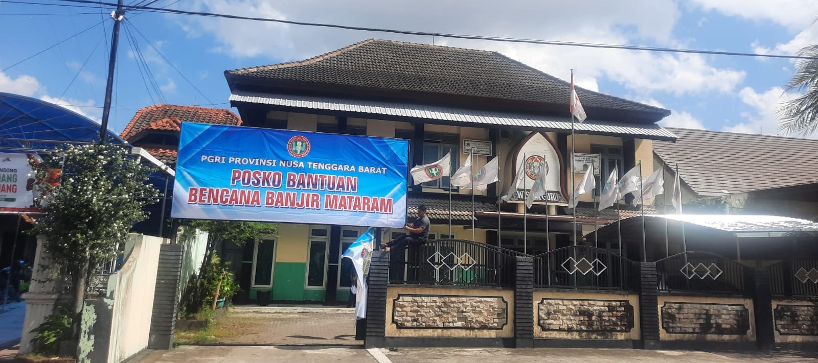 Sekretariat PGRI NTB menjadi posko penggalangan donasi bagi guru dan siswa terdampak banjir Mataram.