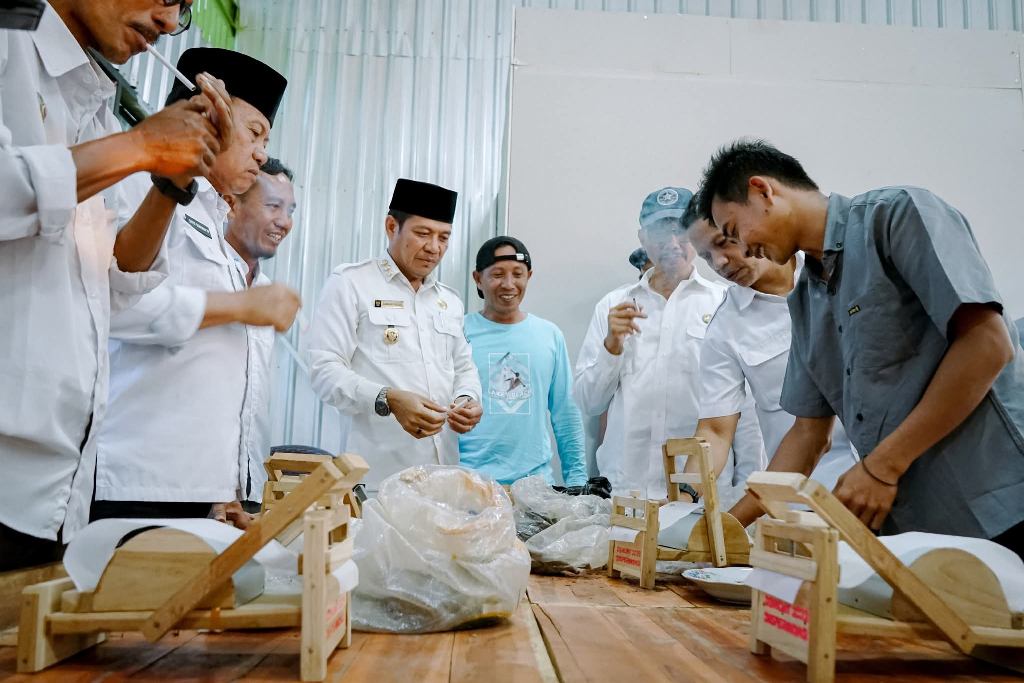 TINJAU: Bupati Dompu Bambang Firdaus turun meninjau rumah produksi tembakau di Desa Kadindi Barat, Kecamatan Pekat, kemarin (24/7).