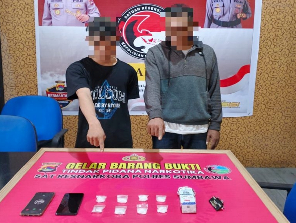 INI PELAKUNYA: Dua pengedar sabu diamankan bersama barang bukti di Polres Sumbawa, Kamis (24/7).