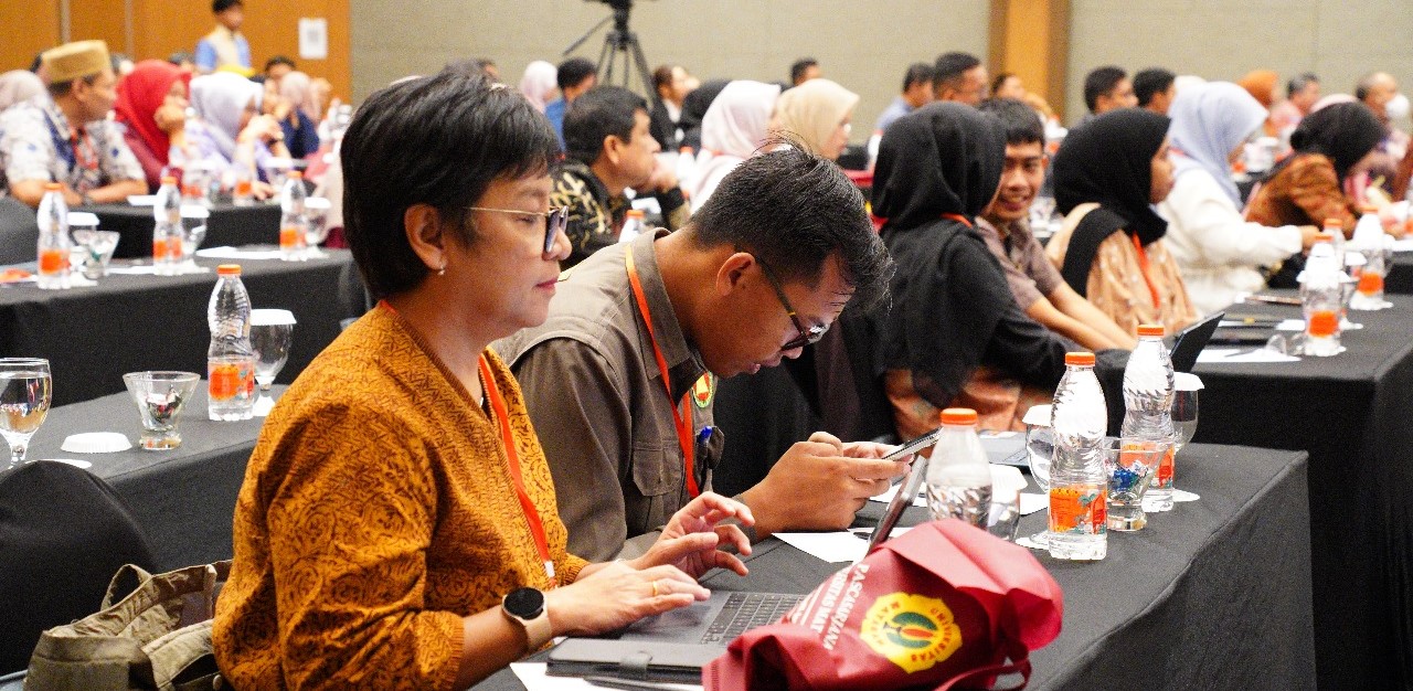 Para peserta Seminar Nasional bertema &lsquo;Pengembangan Teknologi Ramah Lingkungan untuk Ketahanan Pangan dan Energi&rsquo; di Hotel Prime Park, Kamis lalu (24/7).
