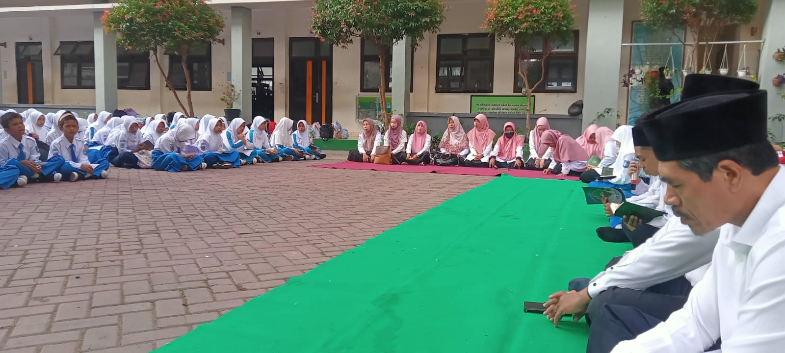 Siswa dan guru SMPN 6 Mataram pada kegiatan pagi ceria literasi mengaji guna menanamkan cinta Alquran sejak dini.