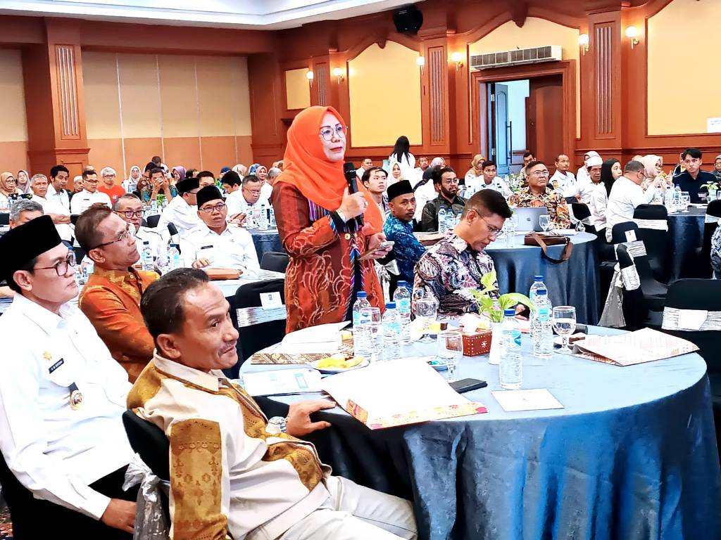 PROMOSI: Wabup KSB Hj Hanipah saat memaparkan strategi Pemda KSB dalam menurunkan angka kemiskinan dan stunting melalui Kartu Sumbawa Barat dalam rakor bersama gubernur dan bupati/walikota  seProvinsi
