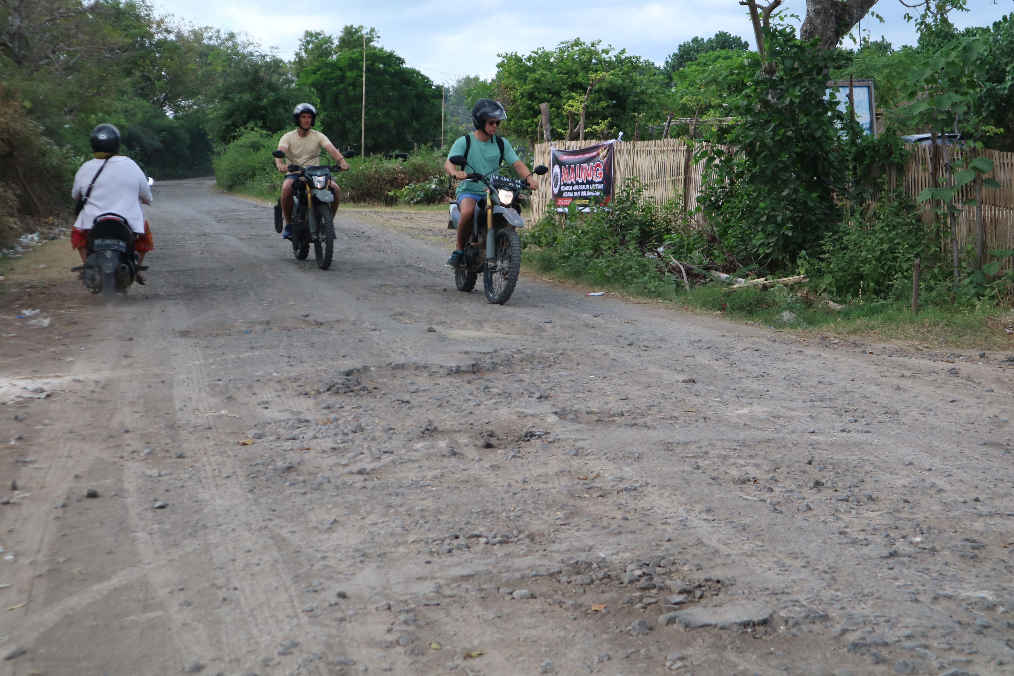 Sejumlah wisatawan asing mengendarai motor saat melintasi di ruas jalan milik Pemkab Loteng di kawasan Pantai Tanjung Aan, Desa Sengkol, Pujut, Loteng, beberapa waktu lalu.