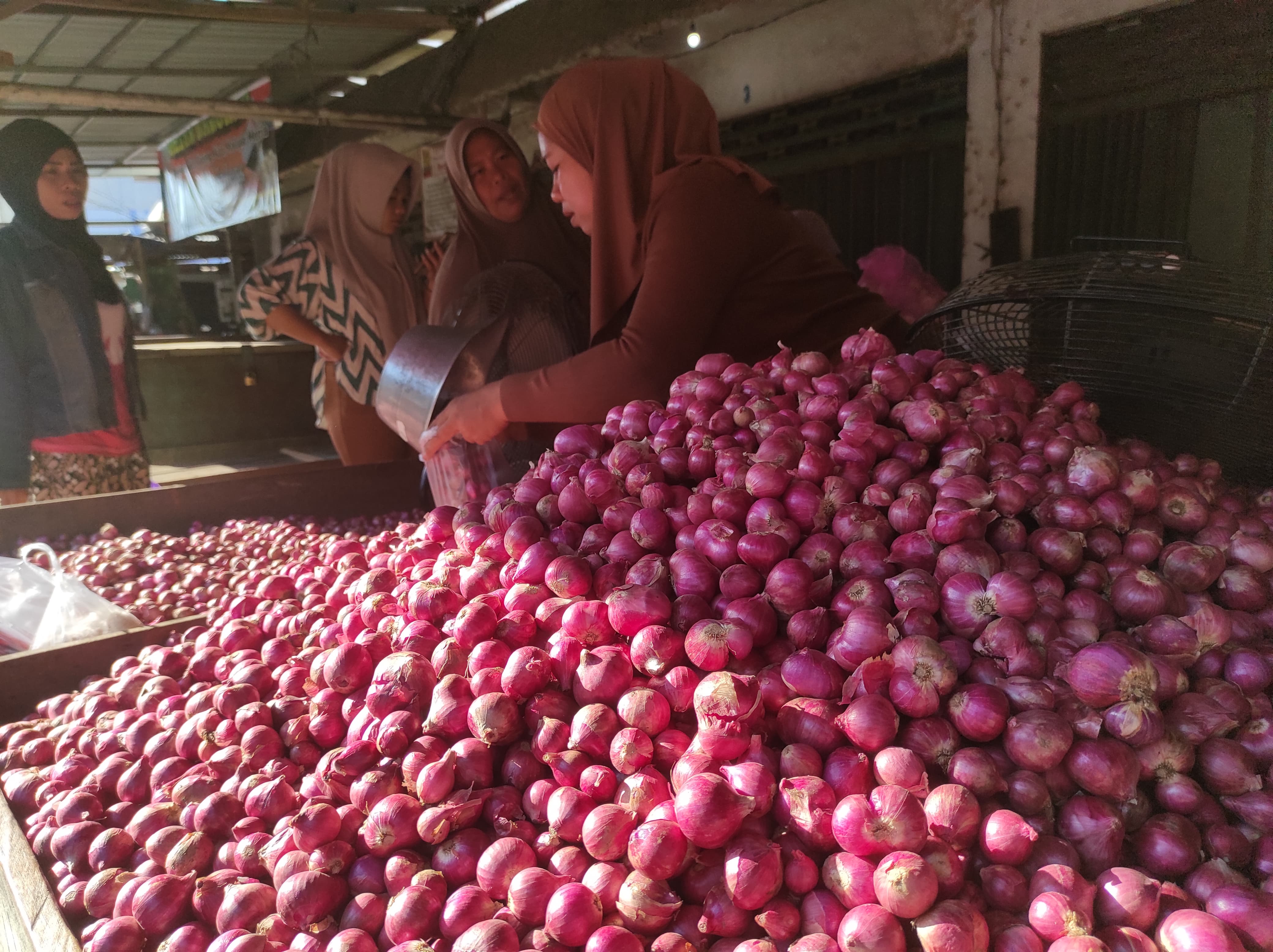 Pasokan menurun, harga bawang merah di NTB merangkak naik
