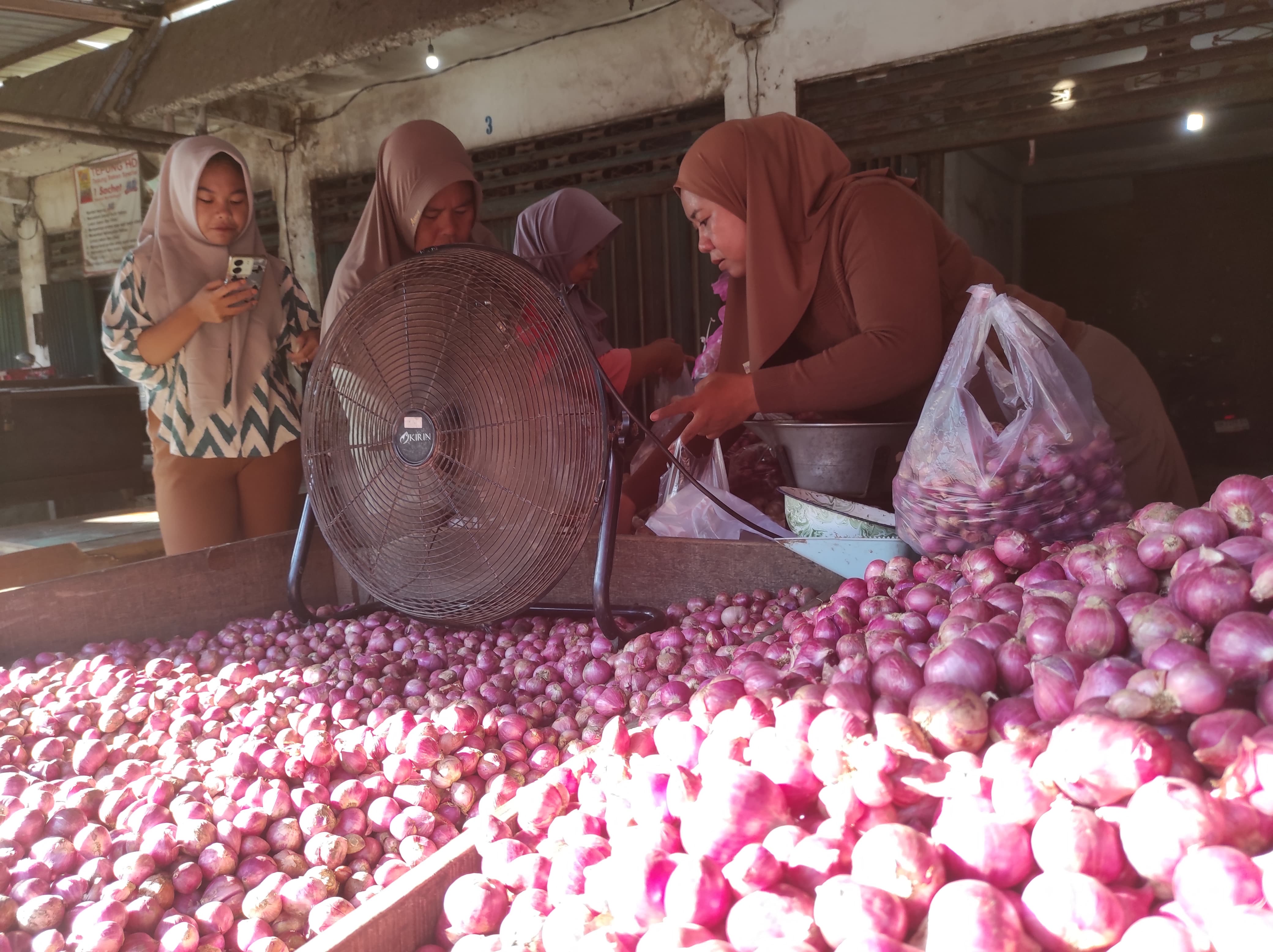Pasokan menurun, harga bawang merah di NTB merangkak naik