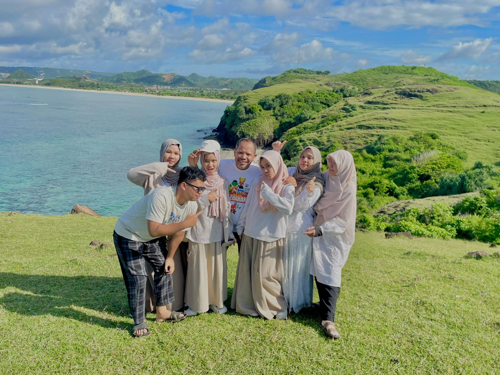 Johan Rosihan bersama anak-anak dan istri menikmati keindahan pantai dari atas Bukit Merese, Lombok Tengah, beberapa waktu lalu.