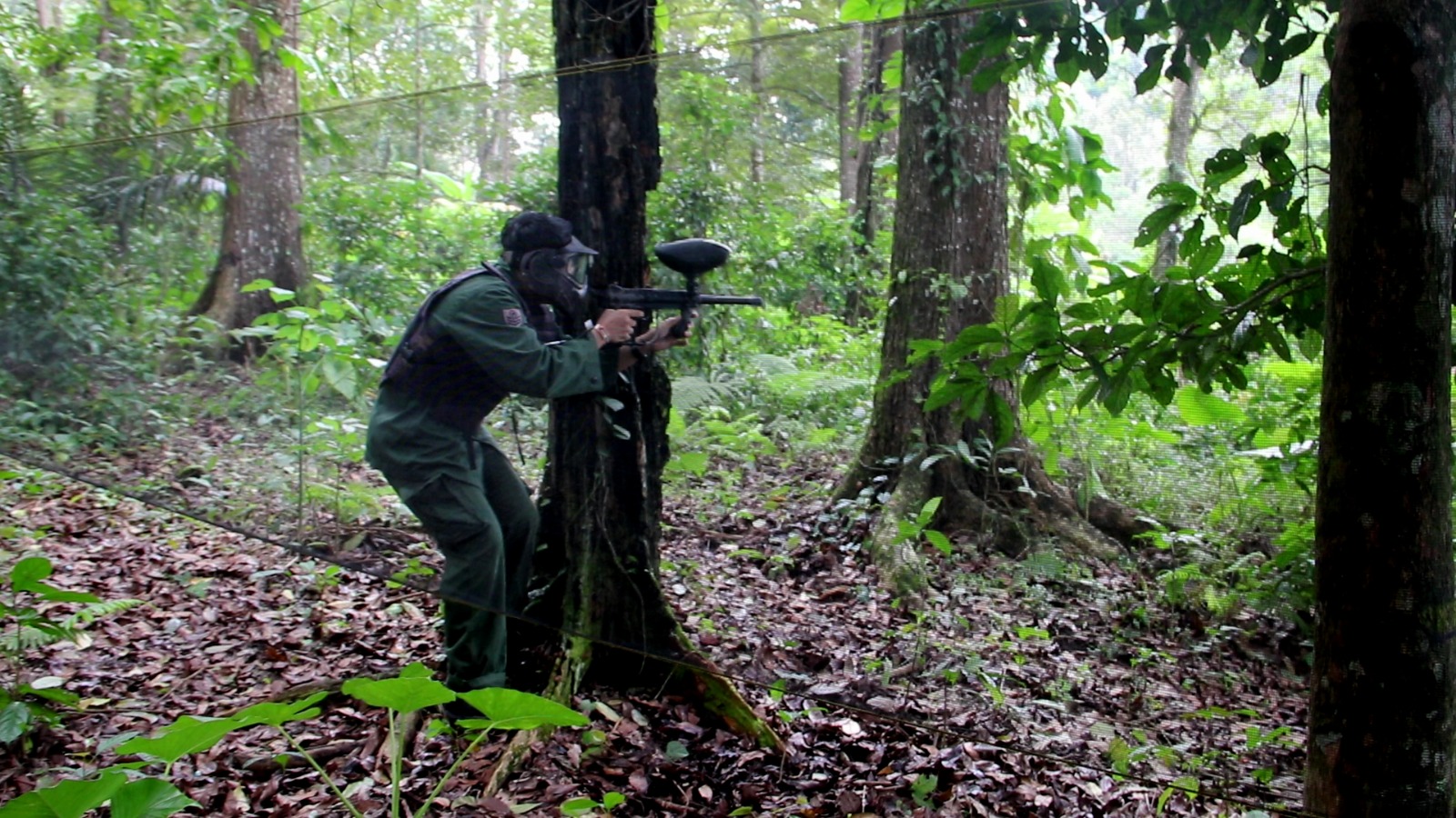 MULAI DIGANDRUNGI: Seorang pengunjung bermain paintball di dalam hutan Wisata Aik Berik, Batukliang Utara, Lombok Tengah.