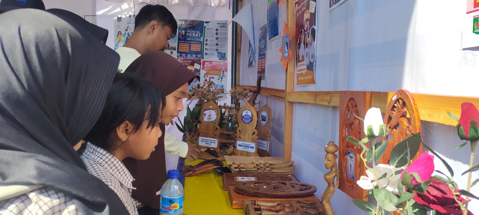 KENALKAN KREATIVITAS: Pengunjung melihat produk yang ditampilkan di salah satu stand yang ikut pameran pembangunan, belum lama ini.