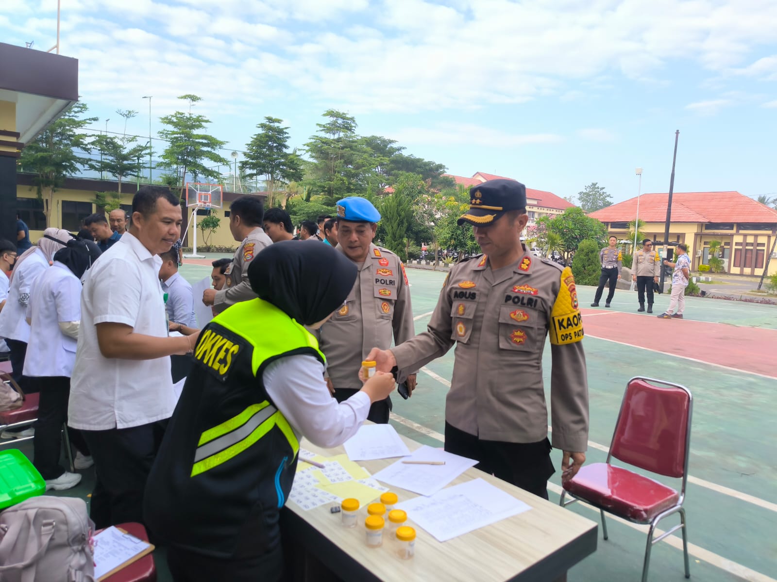 ANTISIPASI: Seluruh personel Polres Lombok Utara mengikuti tes urine sebagai upaya deteksi dini terhadap potensi penyalahgunaan narkoba.