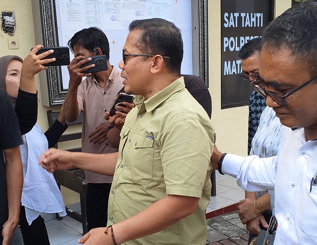 DITAHAN: Penyidik unit Tipikor Satreskrim Polresta Mataram menggiring tersangka korupsi pengadaan masker Wirajaya Kusuma ke sel tahanan Sattahti Polresta Mataram, Senin (14/7).&nbsp;
