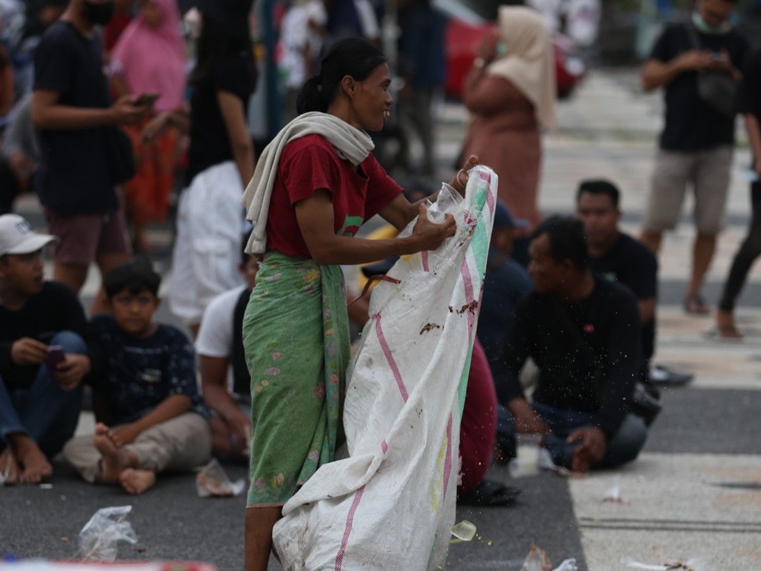 Seorang pemulung sampah plastik di Mataram, beberapa waktu lalu. Data BPS NTB, angka kemiskinan di perkotaan meningkat.