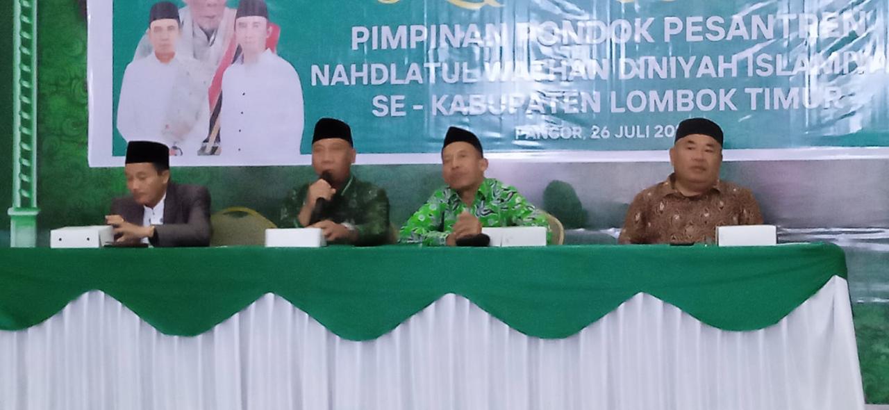Pembicara dalam peluncuran Forum Komunikasi dan Kerja Sama Pondok Pesantren NWDI Lombok Timur, (26/7).
