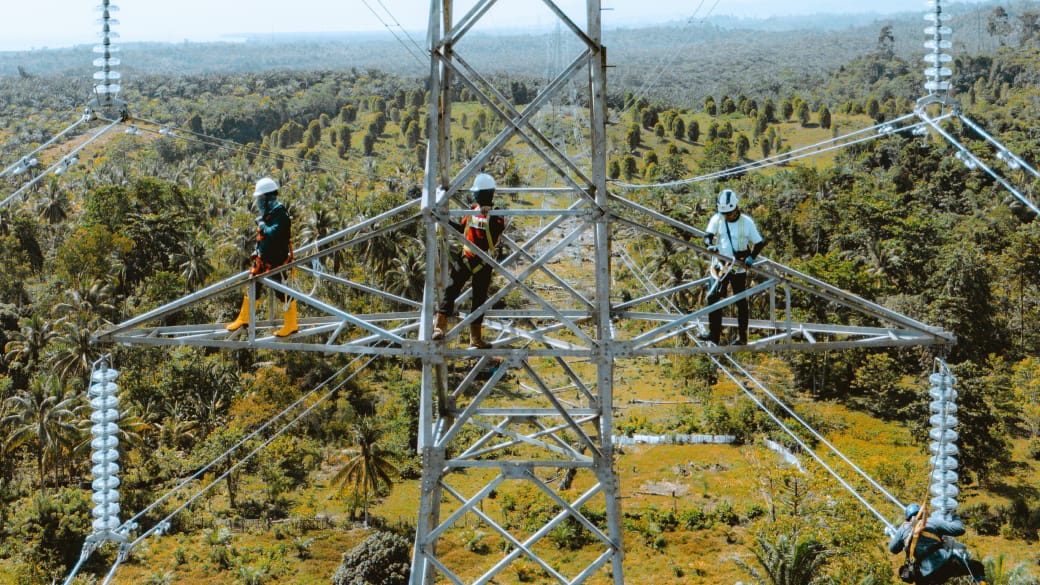 Proses pemasangan kabel di salah satu tower proyek SUTT 150 kV Jeranjang-Sekotong.