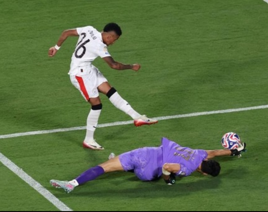 Aksi heroik Yassine Bounou yang akan dibuatkan patung oleh FIFA (Reuters/Hannah McKay)