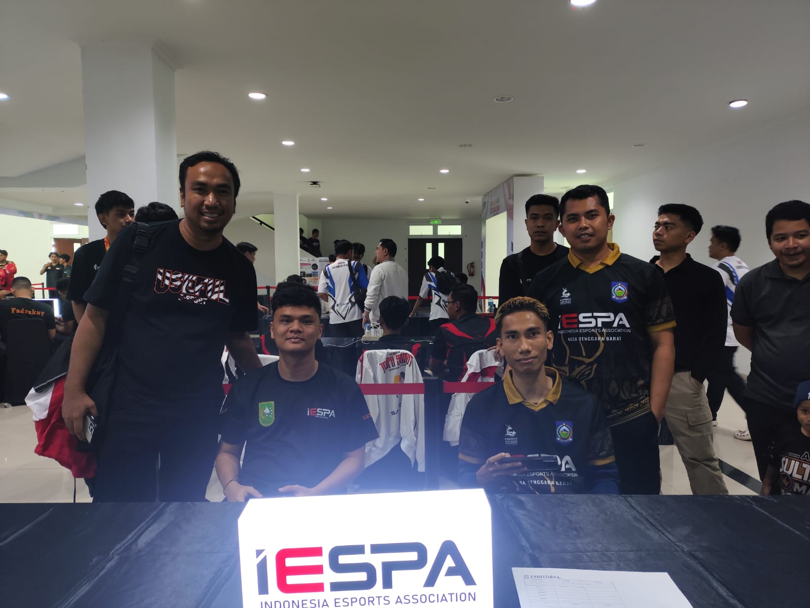 Ashghar Azizi bersama pelatihnya Mukaram (kanan) saat menjalani pertandingan esport di FORNAS VIII 2025 NTB.