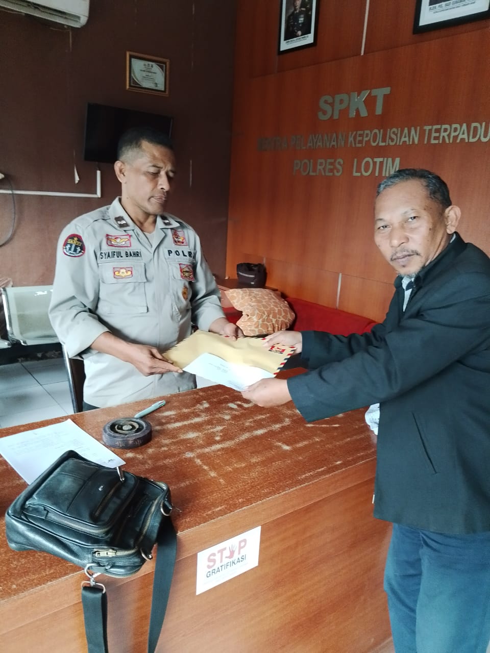 LAPOR: Kuasa hukum warga Ketapang Raya Kaswadi menyerahkan berkas laporan ke Polres Lotim beberapa waktu lalu.