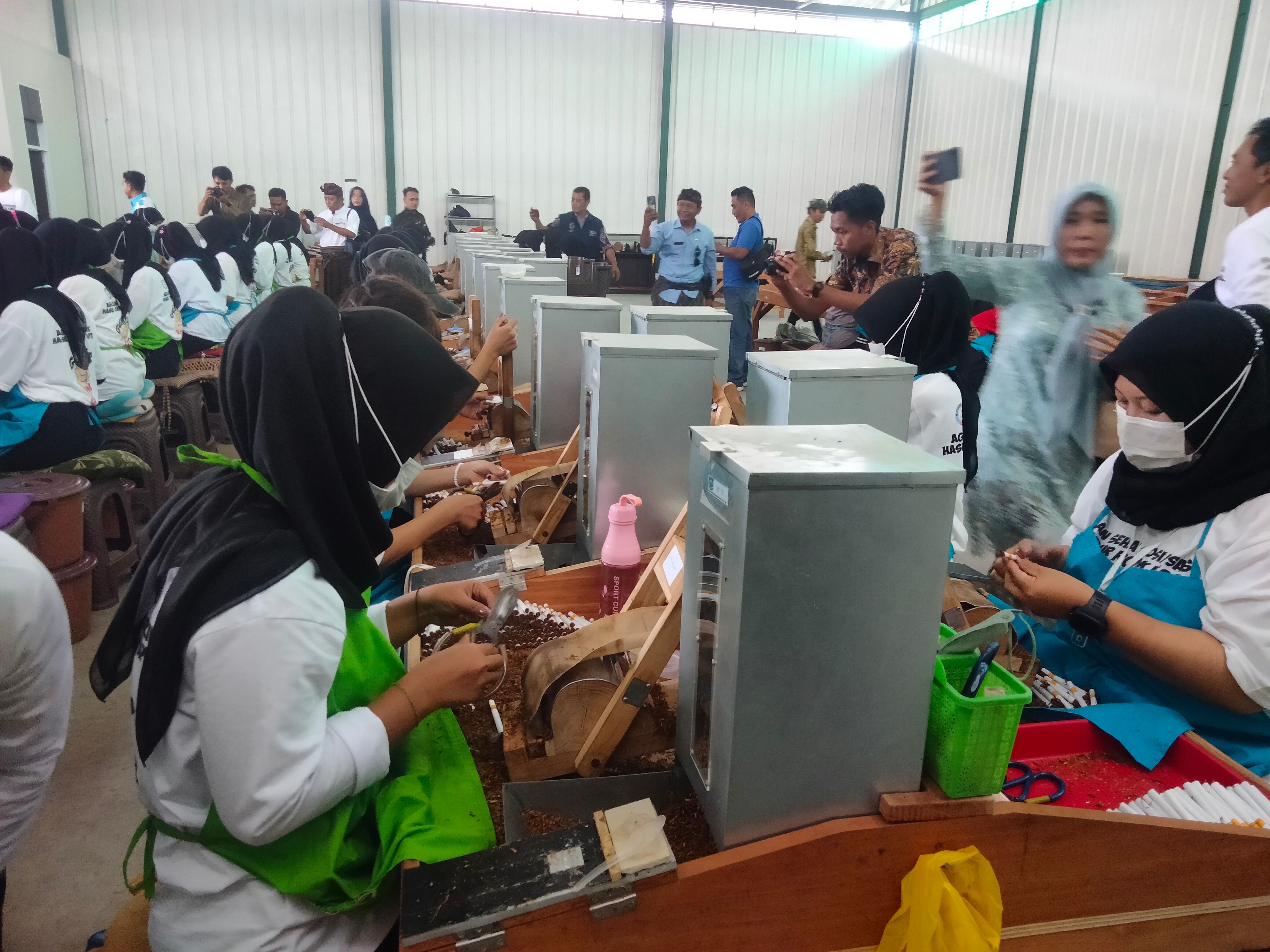 Seorang karyawan APHT saat membuat rokok. (Dok: Lombok Post)