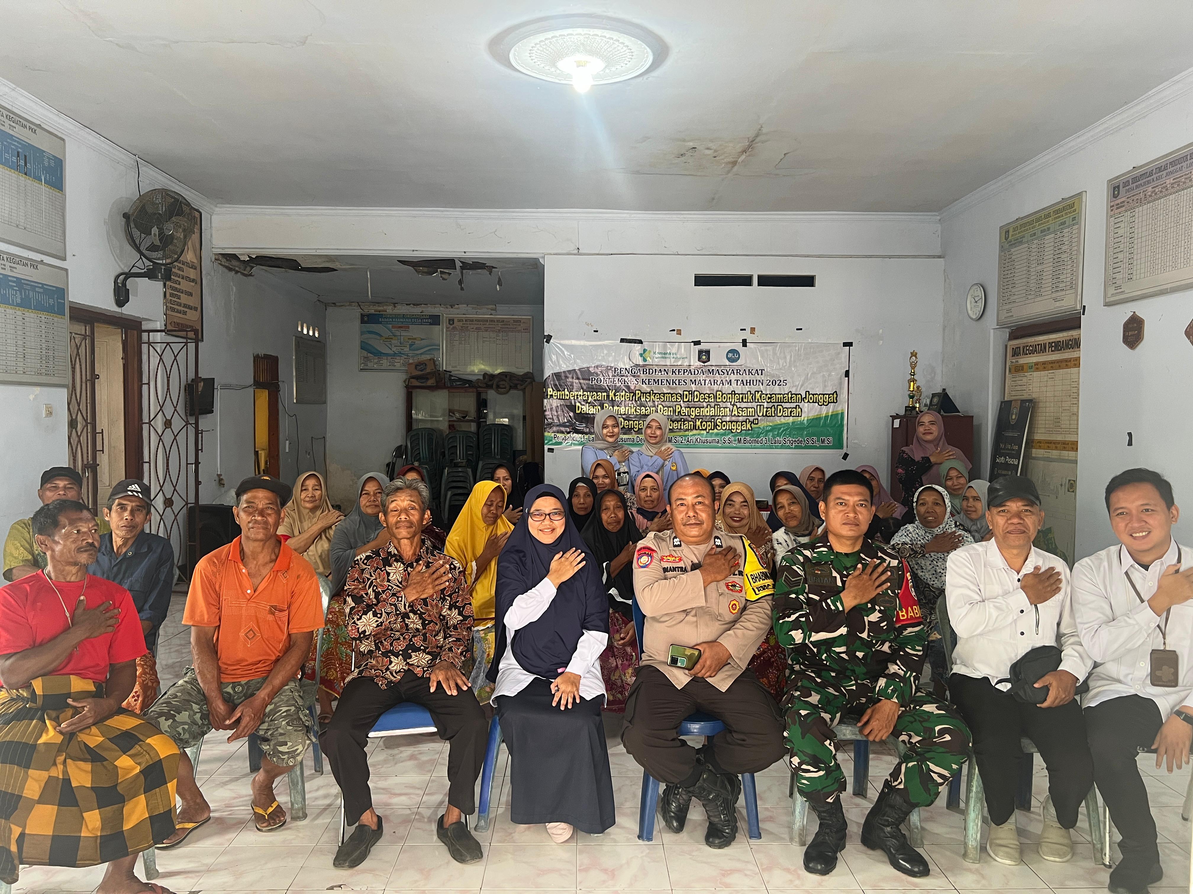 EDUKASI WARGA: Foto bersama dosen Poltekkes Kemenkes Mataram, kader kesehatan, dan warga usai pelatihan POCT dan pengenalan Kopi Songgak di Desa Bonjeruk, Lombok Tengah.