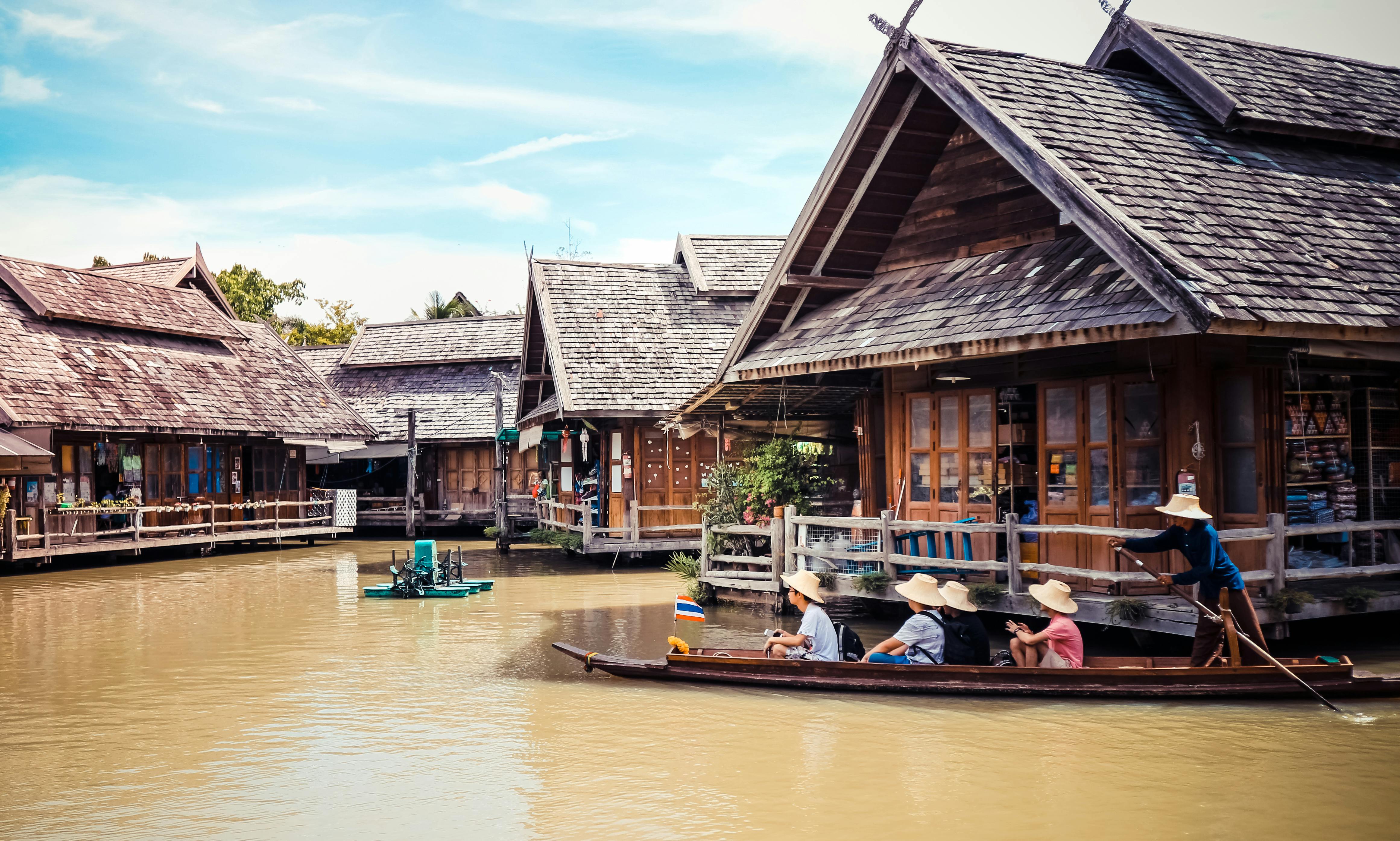 Turis menaiki perahu di wilayah Thailand. (FOTO: Nam Phong Bui/Pexels.com)