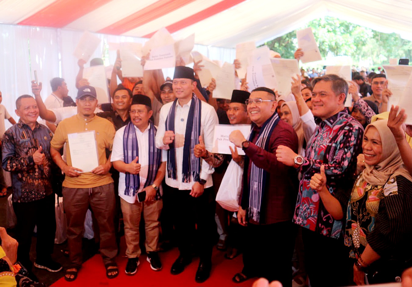 BAGIKAN SERTIPIKAT: Menko Bidang Infrastruktur dan Kewilayahan Agus Harimurti Yudhoyono (AHY) membagikan ratusan sertipikat PTSL elektronik kepada warga Desa Golong dan Desa Keru, Minggu (27/7).