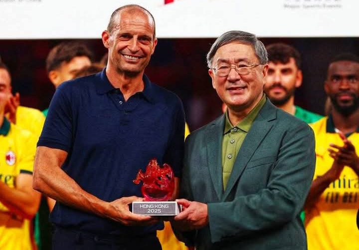 Pelatih AC Milan Massimiliano Allegri menerima penghargaan usai mengalahkan Liverpool 4-2.