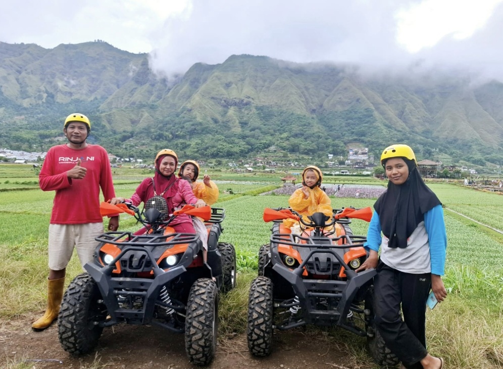 SERU-SERUAN: Pengunjung didampingi pemandu saat menjajal ATV mengelilingi keindahan Sembalun dengan rute sejauh 10 kilometer.