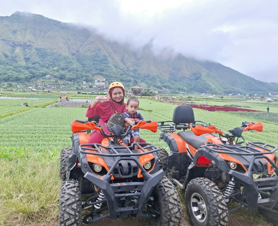PACU ADRENALIN: Berkeliling menaiki ATV adalah cara lain menikmati keindahan Sembalun.