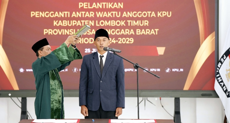 SUMPAH JABATAN: Muhammad Sujai membacakan ikrar dan sumpah jabatan dalam pelantikan di Kantor KPU NTB, Jumat (25/7).