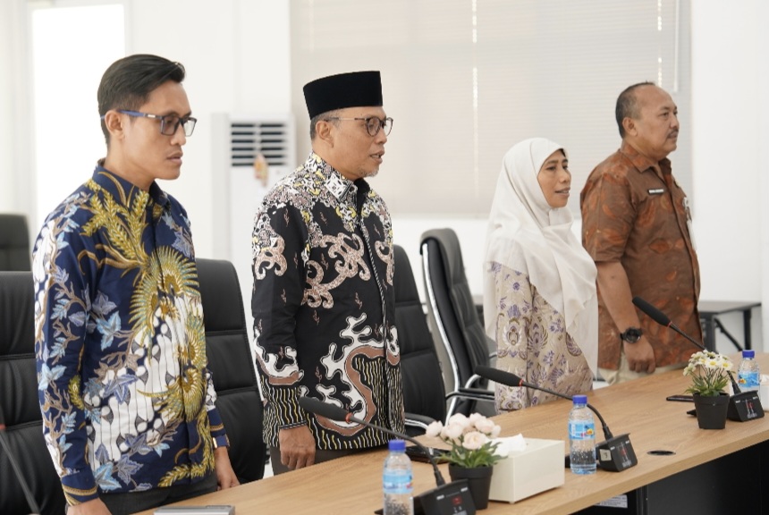 Ketua KPU NTB Muhammad Khuwailid, Komisioner Agus Hilman dan Komisioner Zuriati, ikut menyaksikan proses pelantikan komisioner PAW oleh Ketua KPU RI Mochammad Afifuddin, Jumat (25/7).