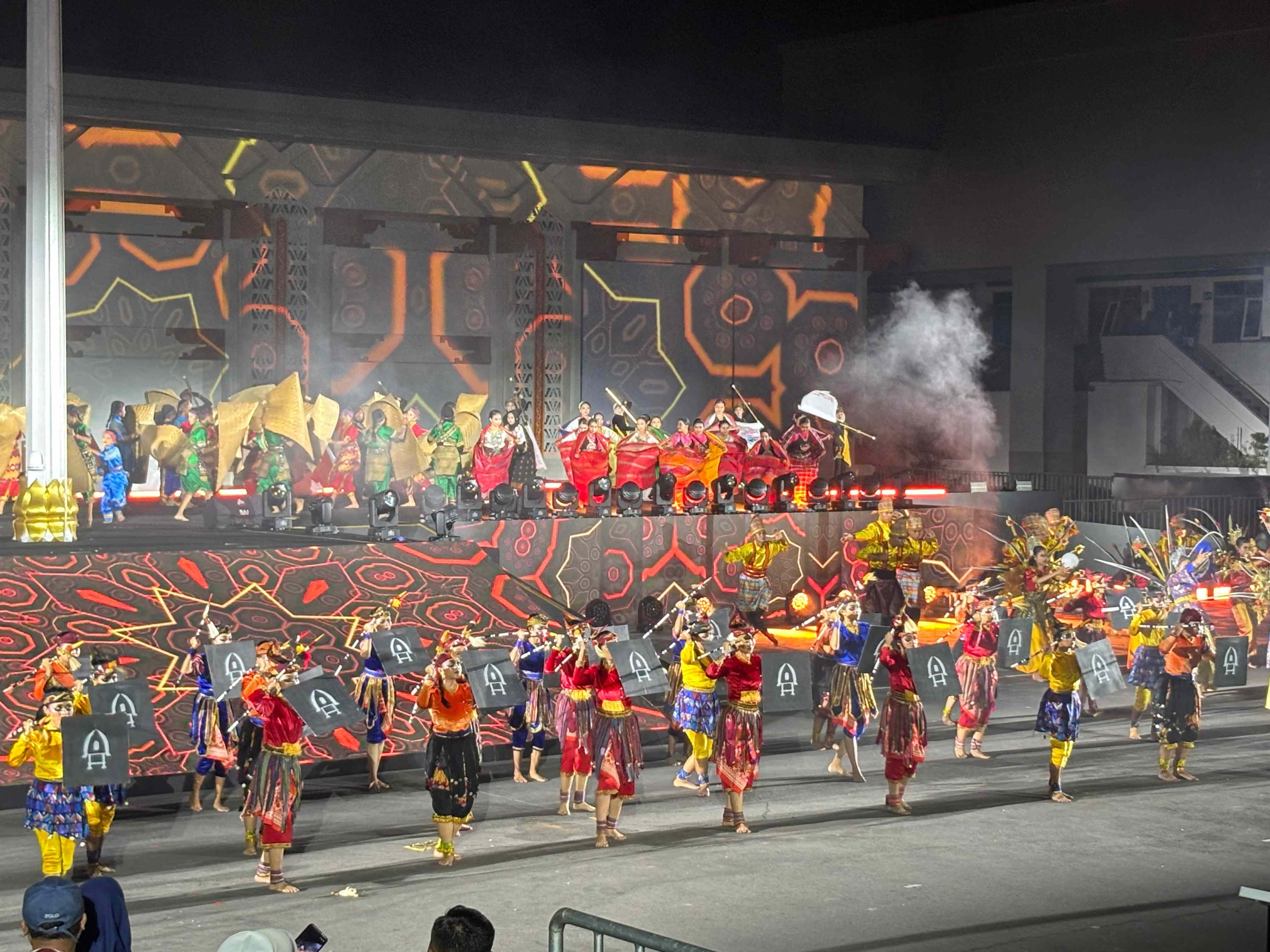 Drama kolosal dengan balutan koreografi anggun dan musik etnik yang kental nuansa lokal khas Sasak, Samawa dan Mbojo, tampil di opening ceremony Fornas VIII Tahun 2025 di NTB, Sabtu malam (26/7).