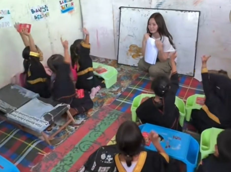 Erika Richardo saat berbincang dengan anak-anak.
