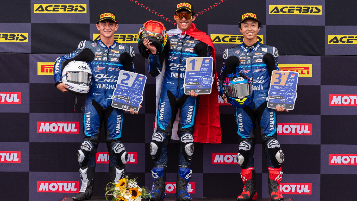 Pembalap Indonesia asal Lombok Arai Agaska (tengah) raih kemenangan pertama di FIM Yamaha R3 BLU CRU World Cup di Balaton Park Hungaria.