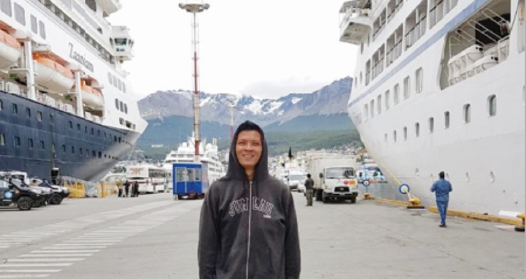 KELILING DUNIA: I Gusti Bagus Yoga Adi Sapta berfoto dengan latar belakang kapal pesiar Oceania Crusie Line (kanan) tempatnya bekerja dulu.