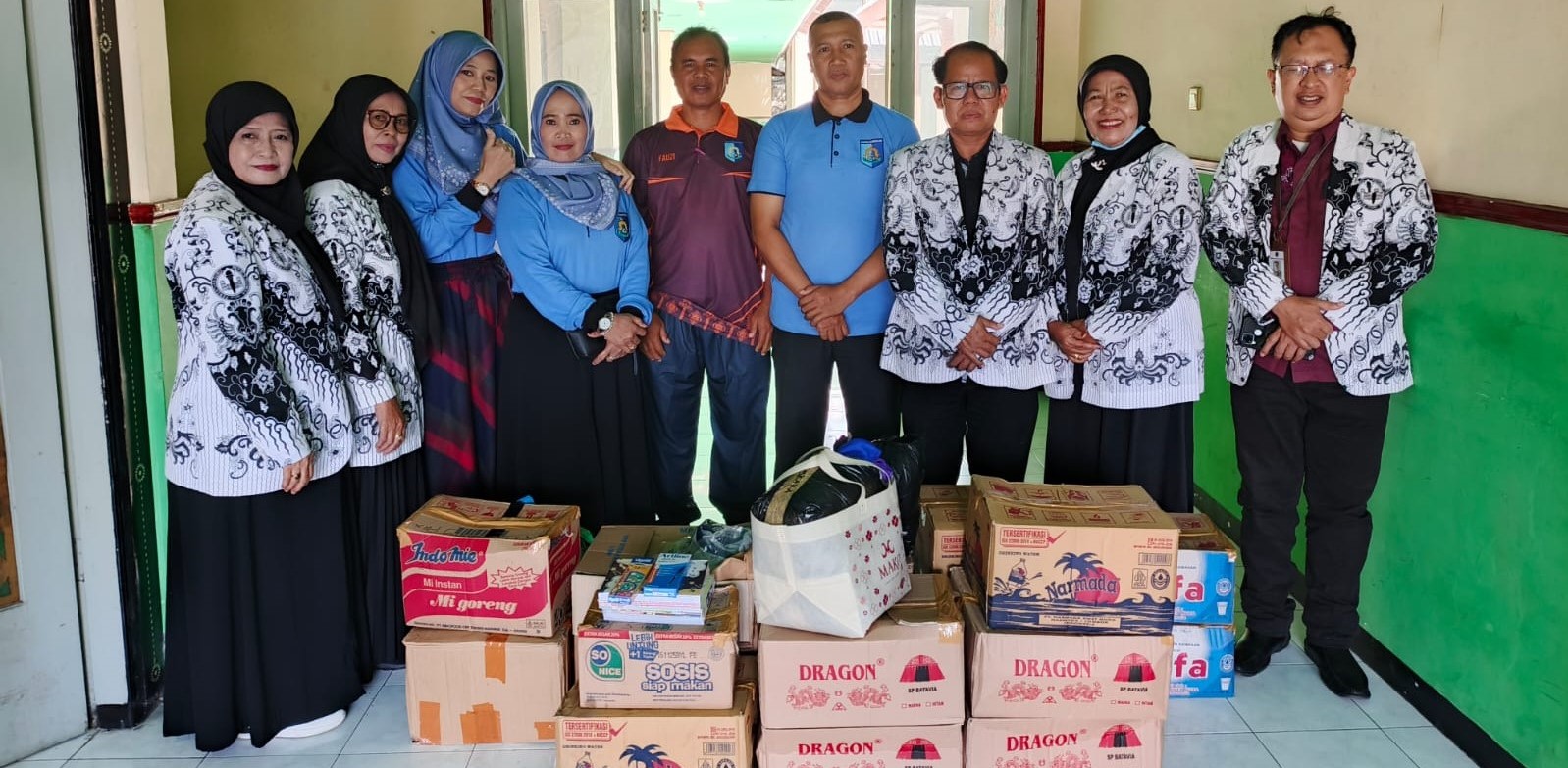 Ketua PGRI NTB Yusuf (tiga dari kanan) bersama anggota menerima bantuan baju layak pakai dan fasilitas belajar bagi siswa dan guru terdampak banjir Mataram di Posko PGRI NTB, Sabtu lalu (26/7).