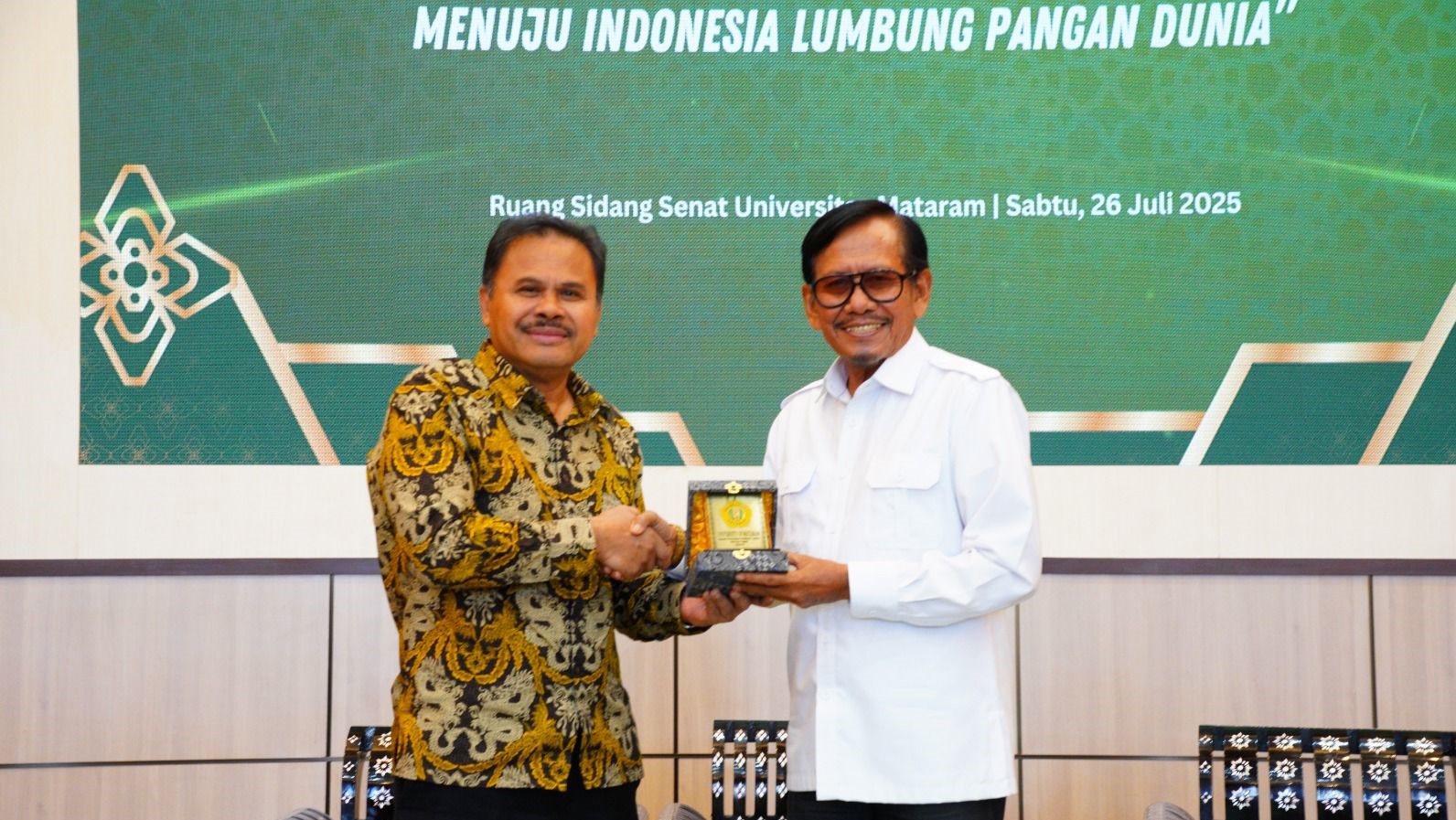 Rektor Unram Prof Bambang Hari Kusumo memberikan cinderamata kepada Prof Jafar Hafsah pada kuliah umum bertajuk mewujudkan swasembada pangan berkelanjutan menuju Indonesia lumbung pangan dunia.