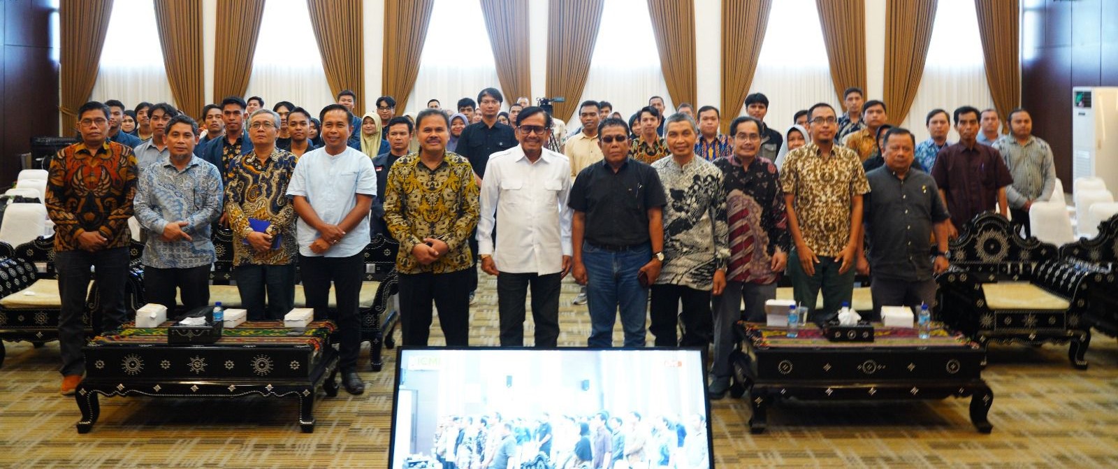 Rektor Unram Prof Bambang Hari Kusumo (lima dari kiri/depan) bersama Prof Jafar Hafsah foto bersama pada kuliah umum bertajuk mewujudkan swasembada pangan berkelanjutan menuju Indonesia lumbung pangan