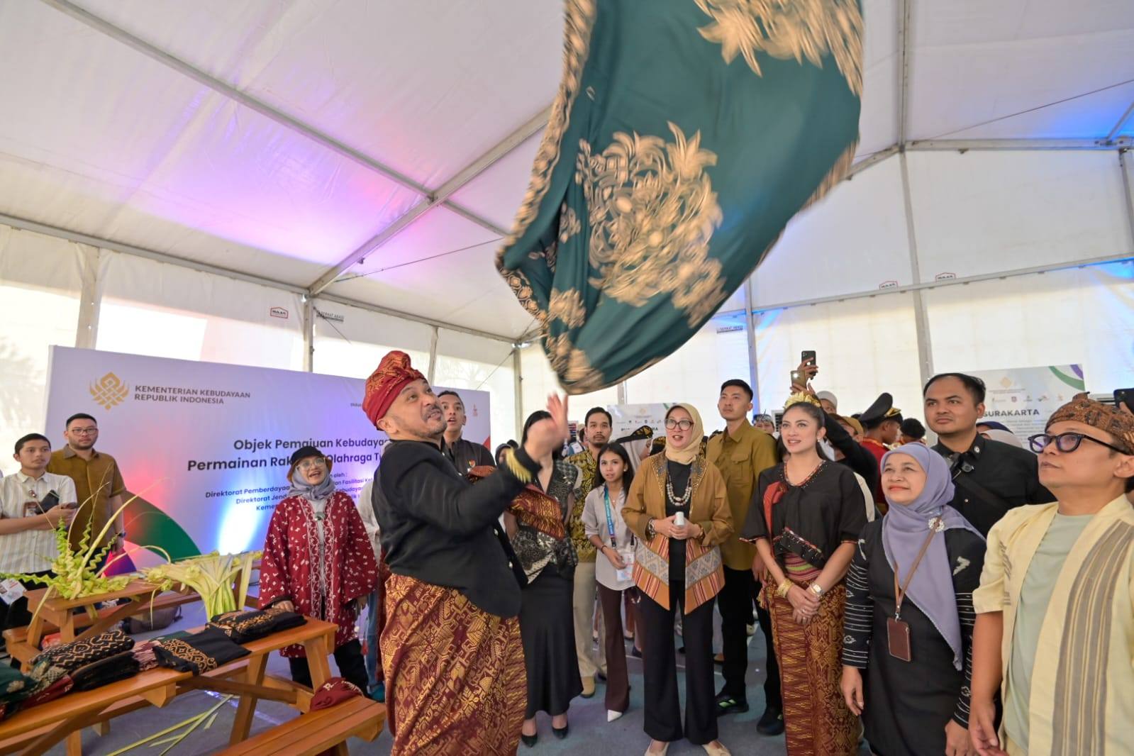 Wamen Kebudayaan Giring Ganesha Djumaryo saat beraksi di Expo Dekranasda terpusat di halaman Lombok Epicentrum Mall, Mataram, Senin (28/7).