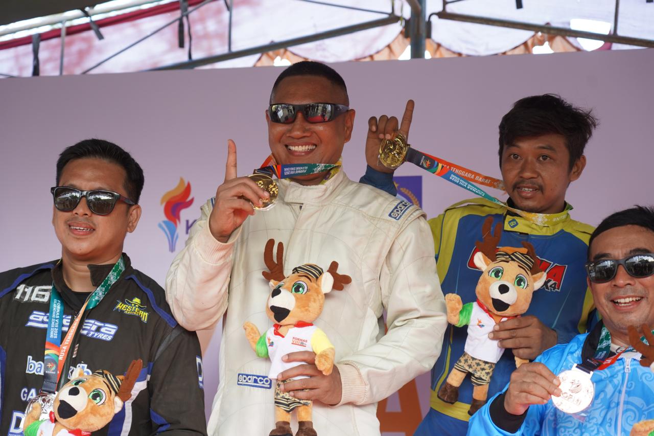 MEMBANGGAKAN: Lalu Herman Mahaputra atau Dokter Jack berhasil meraih juara umum dalam kelas Upper +4000 CC. Dokter Jack berhasil unggul dengan menggunakan spesifikasi mesin 8000 CC.