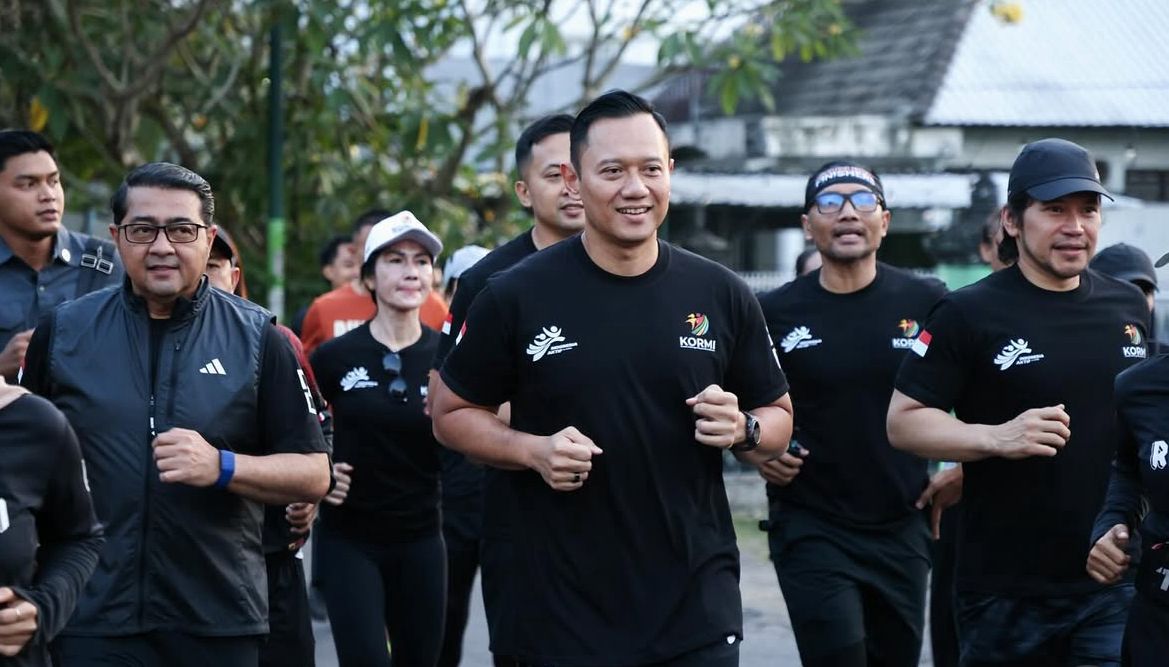 SEHAT BUGAR: Menko Bidang Infrastruktur dan Pembangunan Kewilayahan Agus Harimurti Yudhoyono, berolahraga bersama komunitas lari dan warga Kota Mataram, di Car Free Day Udayana, Minggu (27/7).