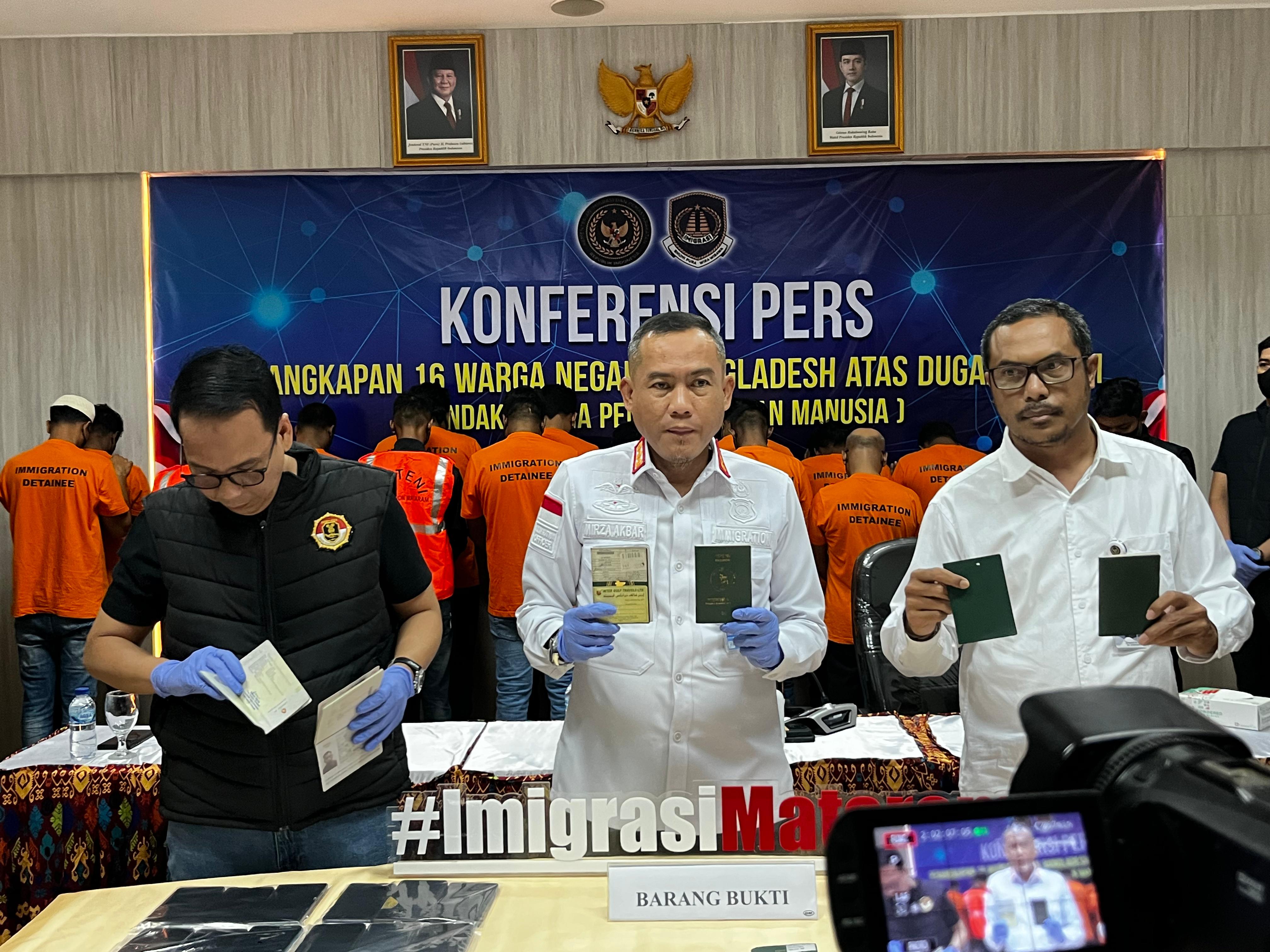 Kepala Kantor Imigrasi Kelas I TPI Mataram Mirza Akbar (tengah) menunjukkan barang bukti kasus diamankannya 16 WN Bangladesh yang diduga terlibat TPPM, Senin (28/7).