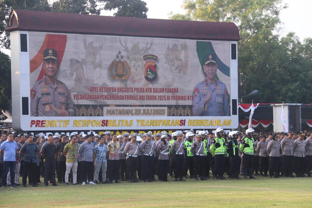 SIAPKAN PENGAMANAN: Sejumlah personel bersiap untuk menjalankan kegiatan Fornas saat apel di Lapangan Bharadaksa Polda NTB, akhir pekan lalu.&nbsp;